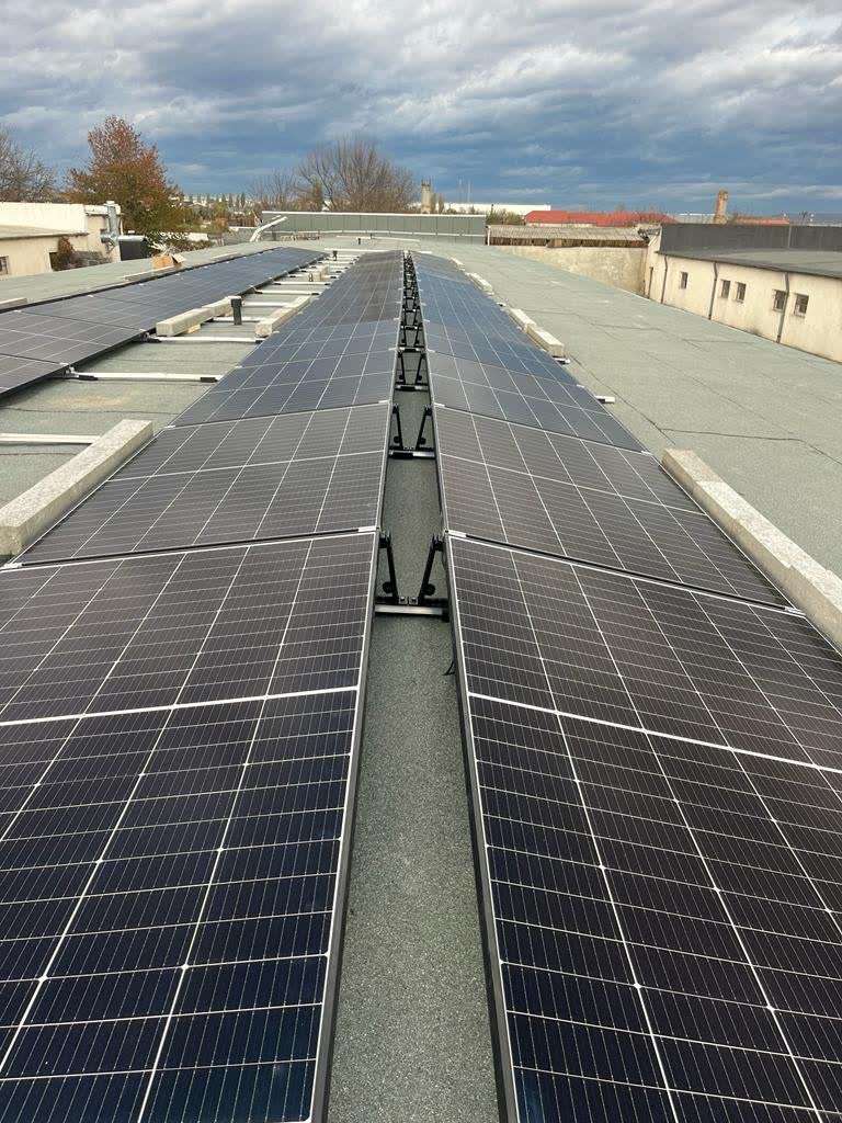Sistem fotovoltaic hibrid 24 kW fabrică textile Bacău — Plan Services