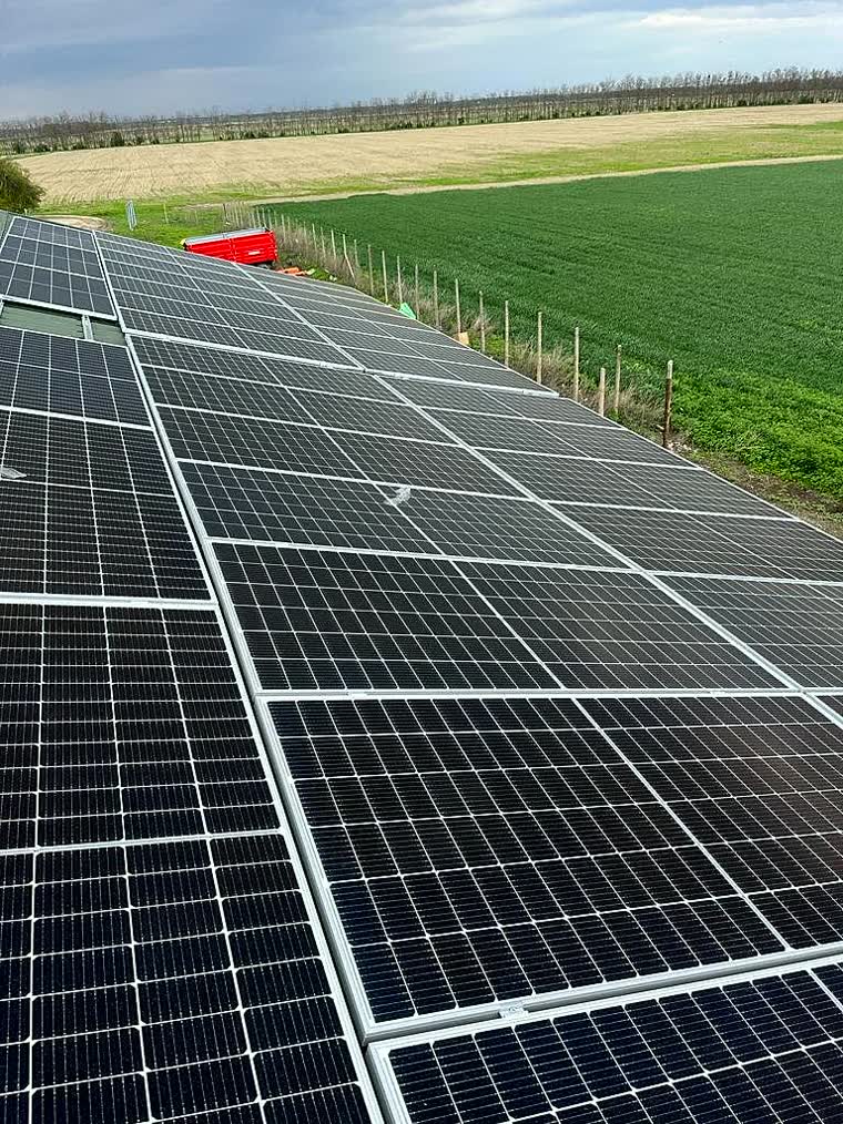 Sistem fotovoltaic Planservices pe acoperiș, lângă teren agricol