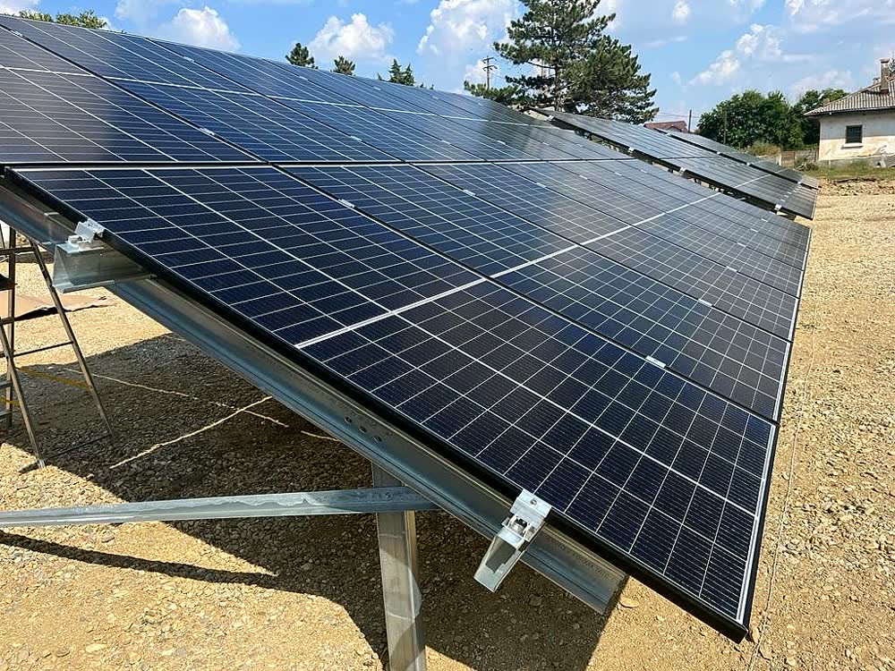 Sistem fotovoltaic off-grid Planservices — panouri pe structură metalică la sol