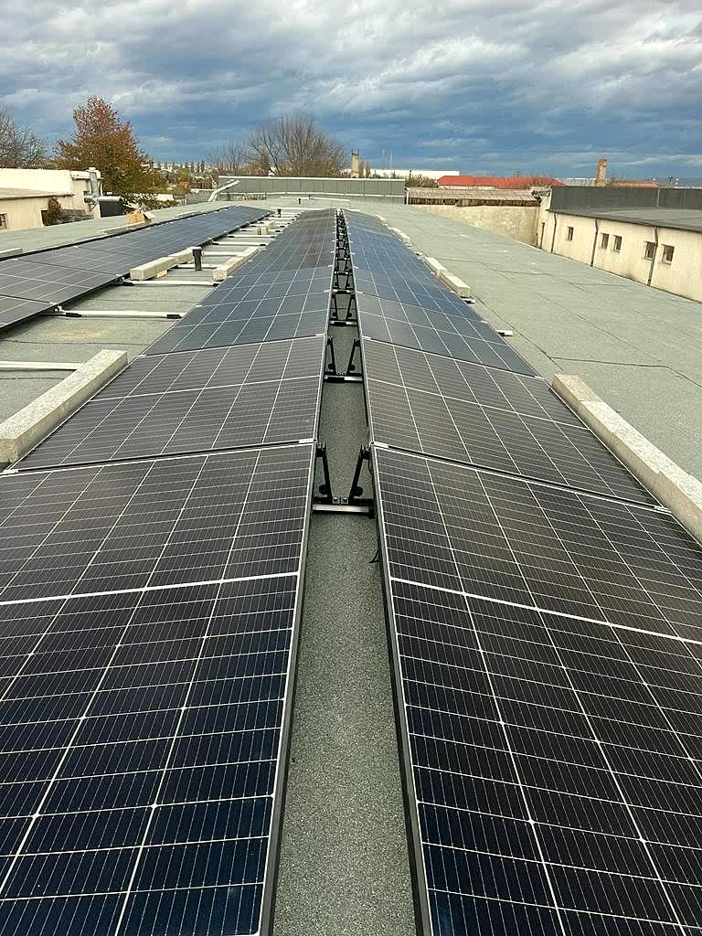 Sistem fotovoltaic on-grid Planservices — instalație comercială pe acoperiș plat în Bacău
