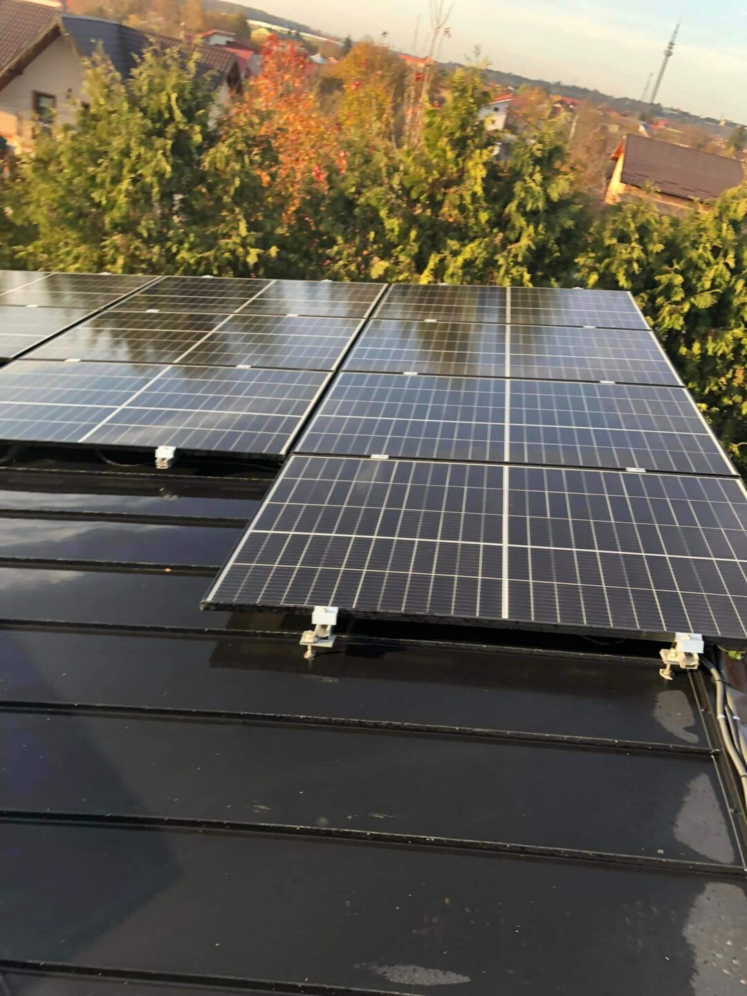 Instalatie fotovoltaica trifazica 12 kwh montata pe acoperis faltuit