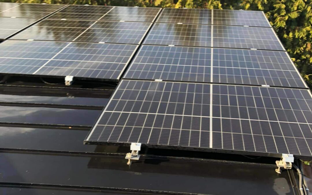 Instalatie fotovoltaica trifazica 12 kwh montata pe acoperis faltuit